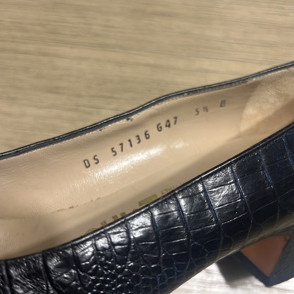 Salvatore Ferragamo Black Croc Print Classic Office Pumps 5.5B. Bottoms worn - Picture 8 of 10